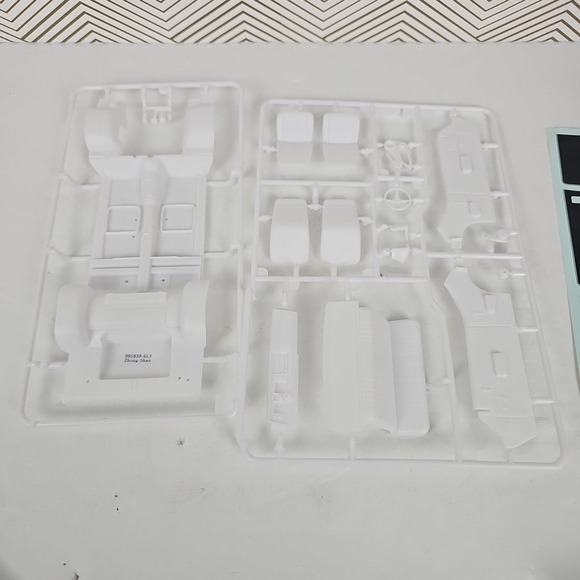 Revell 07662 1968 ChevyTM ChevelleTM SSTM 396 1:25 Scale Model Kit PARTIAL COMP - Picture 6 of 11